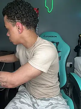 l-laross Live Webcam on Stripchat