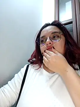 CURVY-HORNY webcam