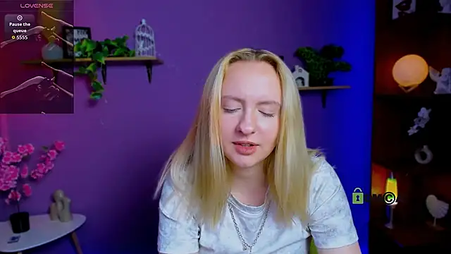 mila_glow1 webcam