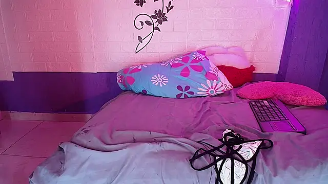 mia_dollbaby webcam
