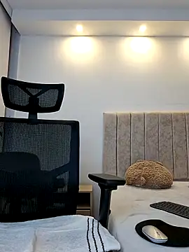 Maya_Lewis webcam