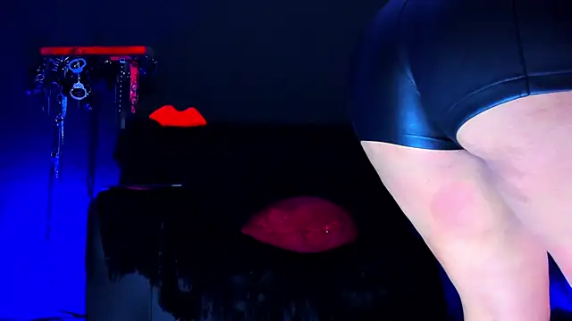 NikkiFlames webcam