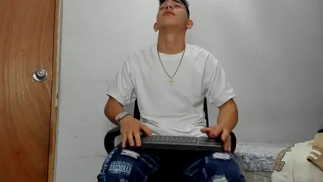 andrew_rose_ (M twink) - masturbate for 10 minutes