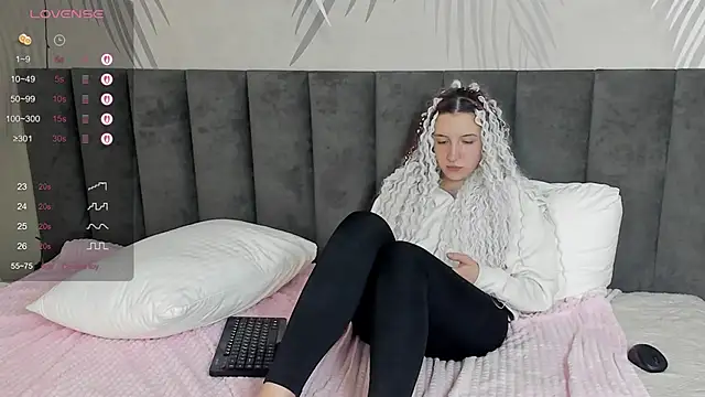 MilanCheek webcam