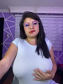 MiiaaJoness webcam