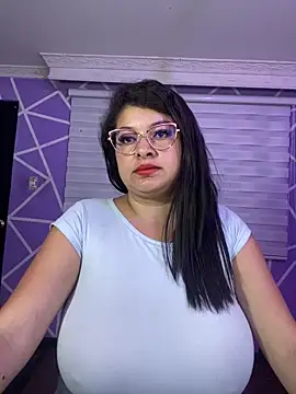 MiiaaJoness webcam