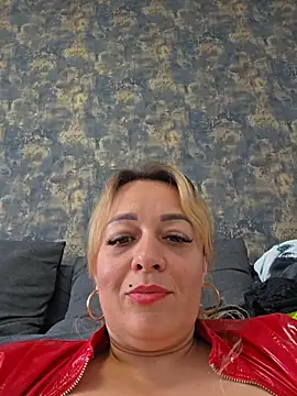 Webcam Model (RuxyHuge42ETT)  is live.Free join now!