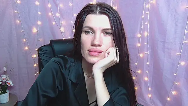 MilaLoona webcam