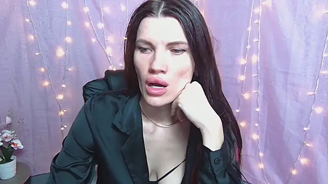 MilaLoona webcam