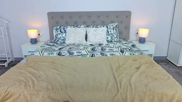 NikkiGoldSide webcam