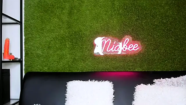 miabeexx - MiaBeeXX's free webcam - UK Sex Cams