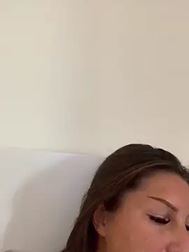 dirtymind30 (F young) - Sit naked in 10 min with oil 😍😍
