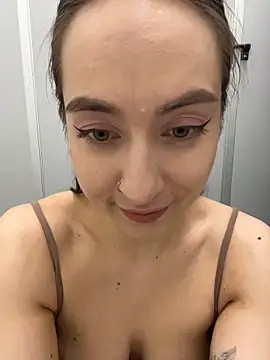 holly_play (F young) - loud dildo fuck in WC