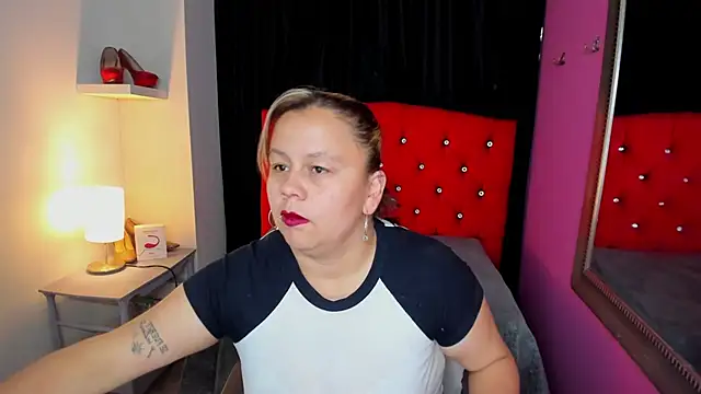ScarletBigTitties webcam