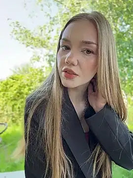 Webcam Model (MilaMoone)  is live.Free join now!