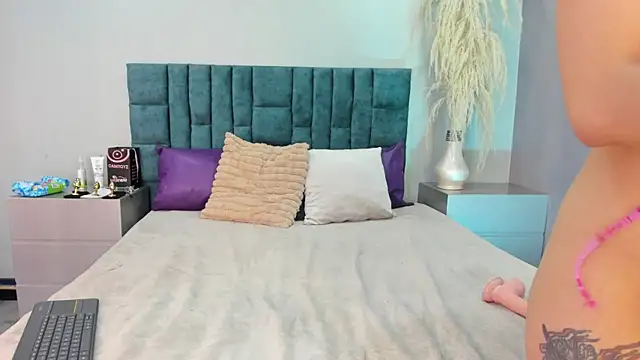 MaddyGlow webcam