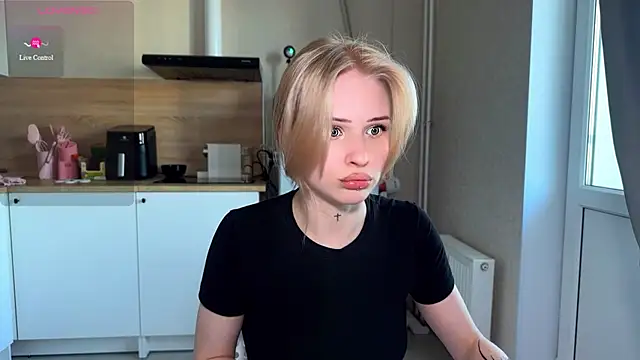 lisa_barbie (Ask my age) - topless play with nipples