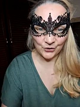 MaskedQueen77 webcam