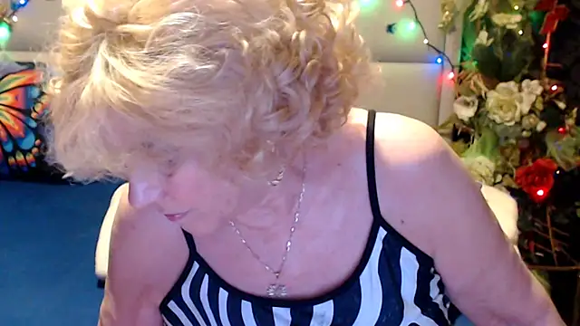 HappyWomanOn webcam