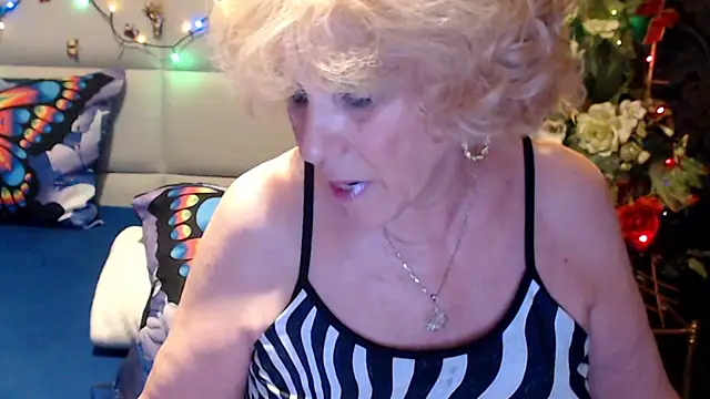 HappyWomanOn webcam