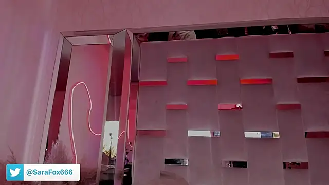Sara_Foxx1 webcam