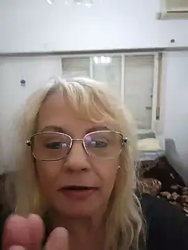 MatureElegantWidow webcam