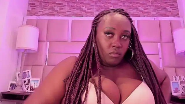 ShaniaBrownn webcam