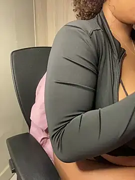 Webcam Model (YellowHoneyDip)  is live.Free join now!