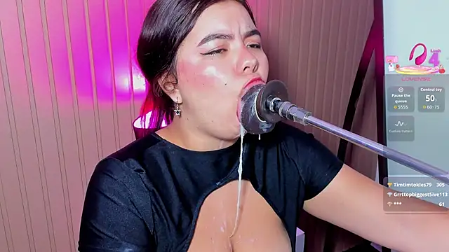 klhoe_boobs webcam