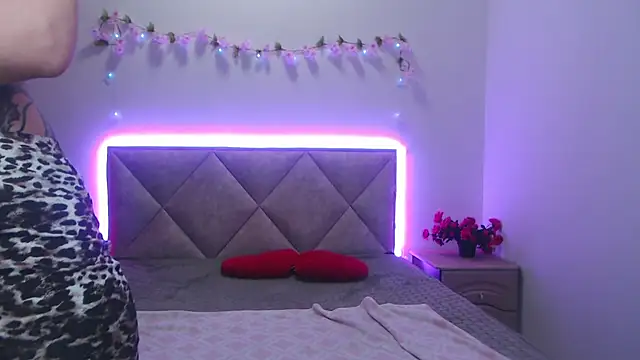 MilaLoona webcam