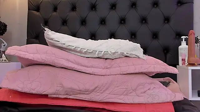naomi__blair live sex cam
