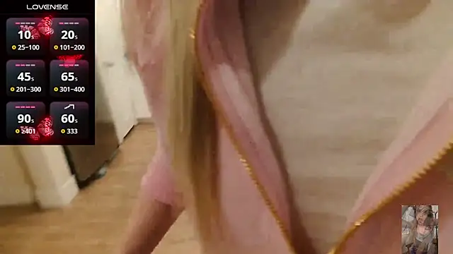 Blondiewithanass webcam
