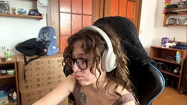 adut chat PillowPeachX