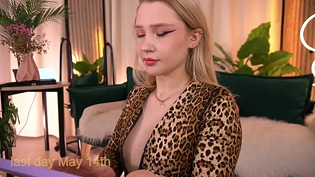 LauraWifeness webcam