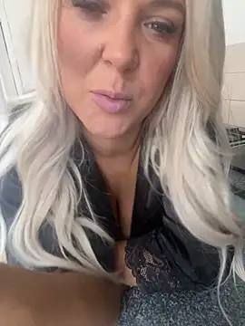 Bustyblondebabe32