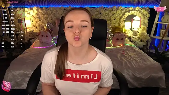 FoxyShy live sex cam