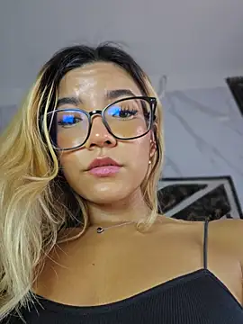 Webcam Model (Pretty_roxxyy)  is live.Free join now!