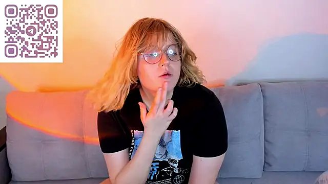 luna_c0ra (F teen) - flash boobs