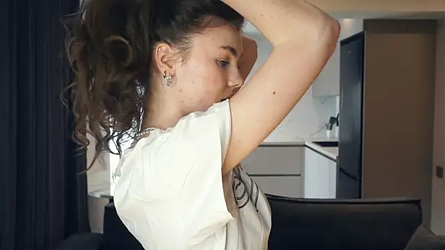 vickipraml (Ask my age) - squezze shoulders exposing them a little