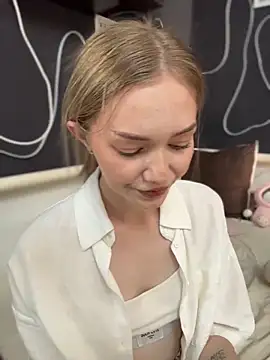 MilaMoone live sex cam