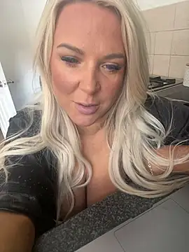 Webcam Model (Bustyblondebabe32)  is live.Free join now!
