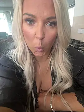 Webcam Model (Bustyblondebabe32)  is live.Free join now!