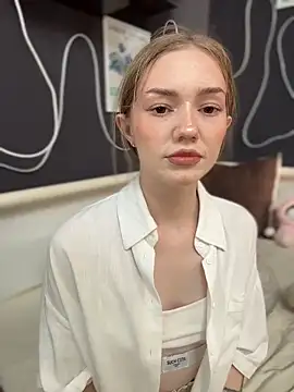 milamoone (F young) - 💦Show Wet Pussy Lips Close-Up OMG!🥵