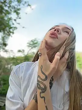 milamoone (F young) - 💦Show Wet Pussy Lips Close-Up OMG!🥵