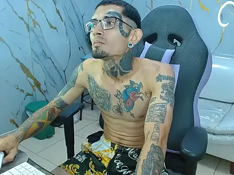 boy_tatto77 (M young) - 嗨，我叫傑森。我想和你一起玩，給你我最好的，甚至和你一起享受私密的高潮。