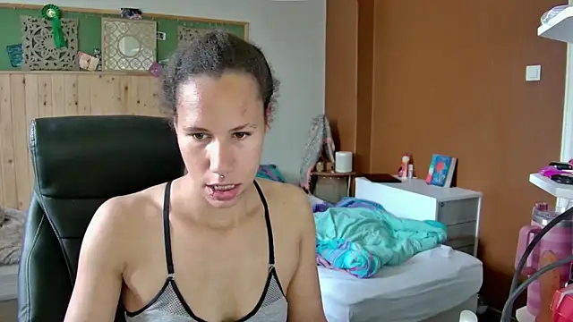 aaliyahharris (F young) - outfit change