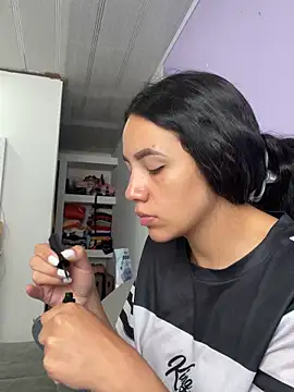 marianahb-e (F young) - Flash pussy and ass