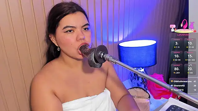 klhoe_boobs