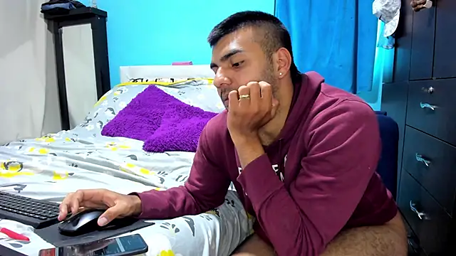 lazyandsniffer28 - LazyandSniffer28's free webcam - UK Sex Cams