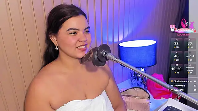 klhoe_boobs webcam